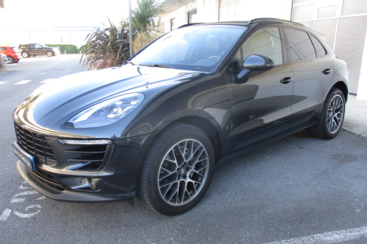 PORSCHE MACAN